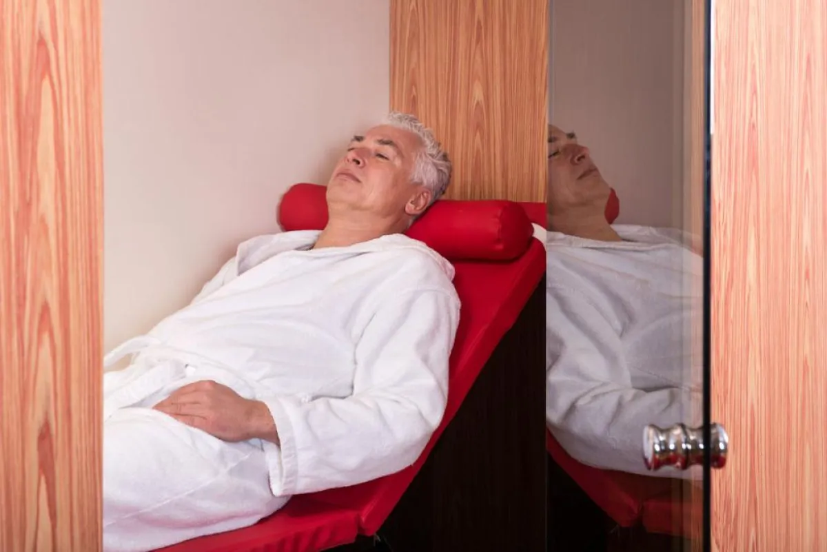 Toni Polster in einer Infrarot-Liegekabiene