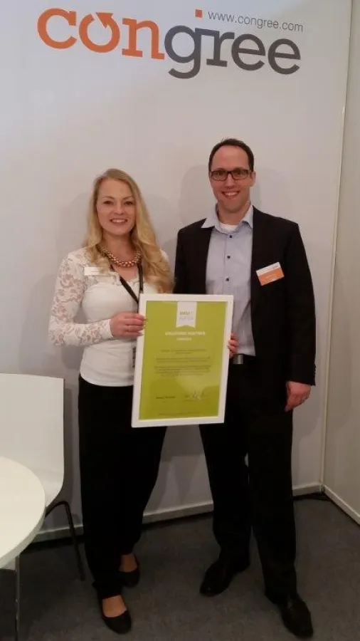 Nadine Prill von DOCUFY überreicht das Partnerzertifikat an Stefan Kreckwitz, GF von Congree