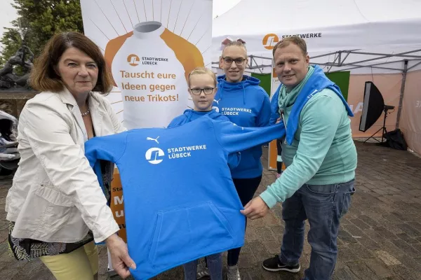 Bild: 94. Übergabe beim Stadtwerke Lübeck Trikot-Tausch: Neue Hoodies für Cheerleader Squad des TSV Travemünde