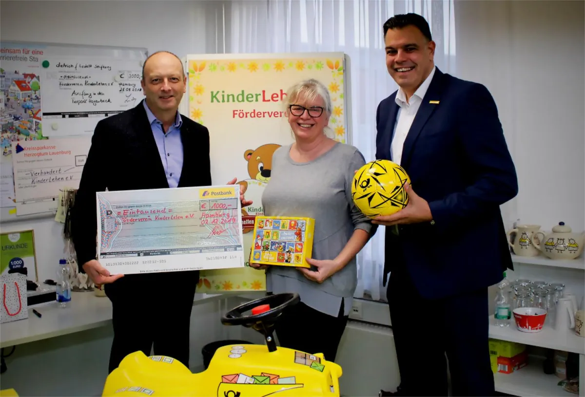 Die Deutsche Post AG spendete 1000,- Euro zugunsten von KinderLeben e.V. (Foto: Michael Detrois)