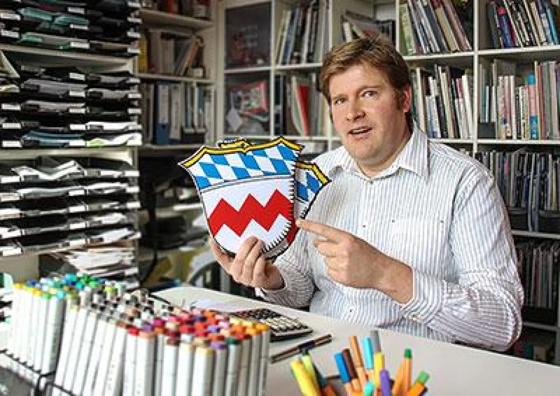 Designer Stefan Schiessl nimmt die bayerischen Kommunalwappen unter die Lupe.