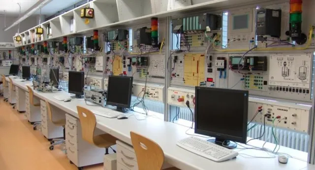 Bild: Vernetzte Elektroarbeitplätze für Labor und Ausbildung mit der hera Gerätegeneration REMOTE