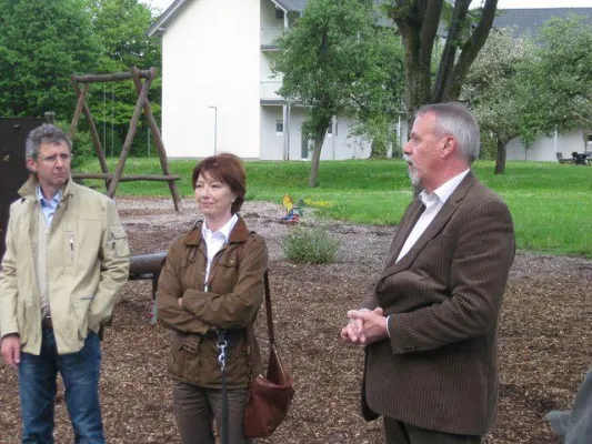 Bild: (16.05.2009) Morsbach- Eröffnung des „Kurparks“ durch Bürgermeister Reuber und Heimatvereinsvors. Werner Schuh