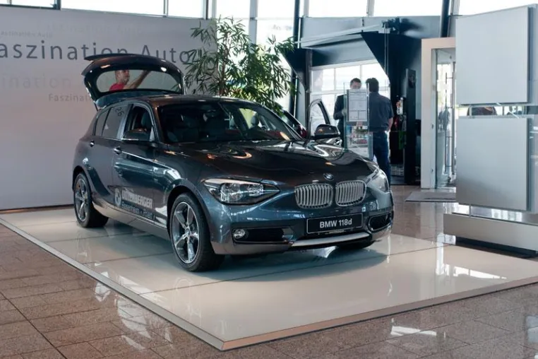 Bild: Eventagentur Bayern präsentiert den neuen 1er BMW beim 35 jährigem Jubiläum der unterberger GmbH