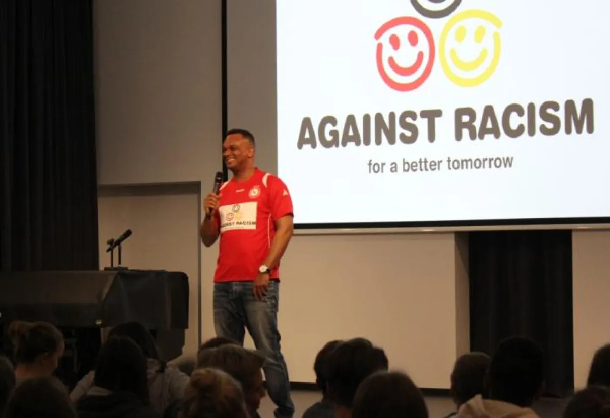 Martin Rietsch alias 2schneidig engagiert sich mit Projekten gegen Sucht und Rassismus an Schulen