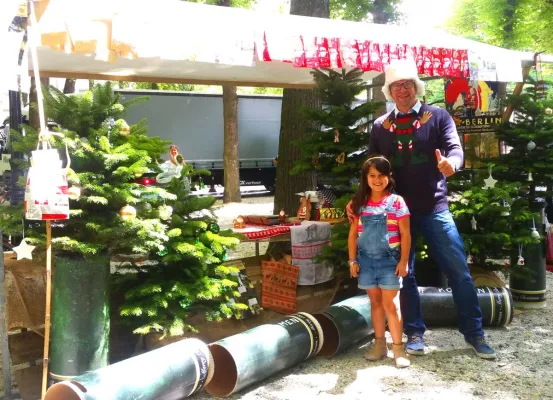 Ungewöhnliche Idee: Krumm gewachsene Weihnachtsbäume werden an Kommunen vermietet und danach ausgepflanzt Bild: Ungewöhnliche Idee: Krumm gewachsene Weihnachtsbäume werden an Kommunen vermietet und danach ausgepflanzt