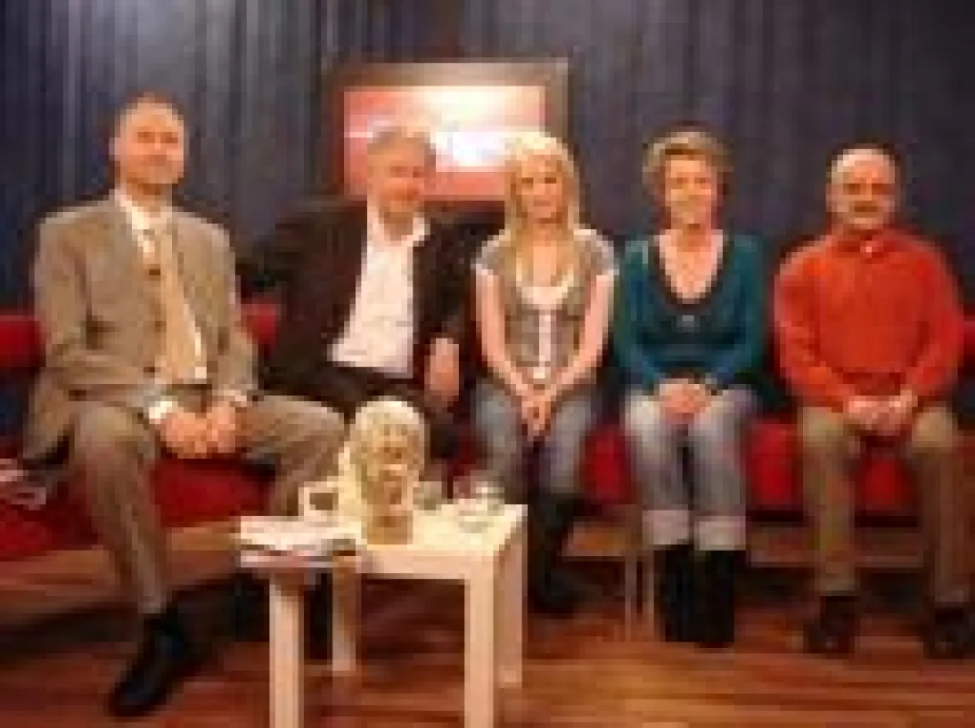 Im Fliege TV Studio: Dr. Peter Höh, Jürgen Fliege mit Patienten Lisa Billich und Mutter Silvia aus Karlsruhe sowie Christian Marque aus Lauf bei Offenburg. Auf dem Tisch: Im Acrylkopf die Menge an Med
