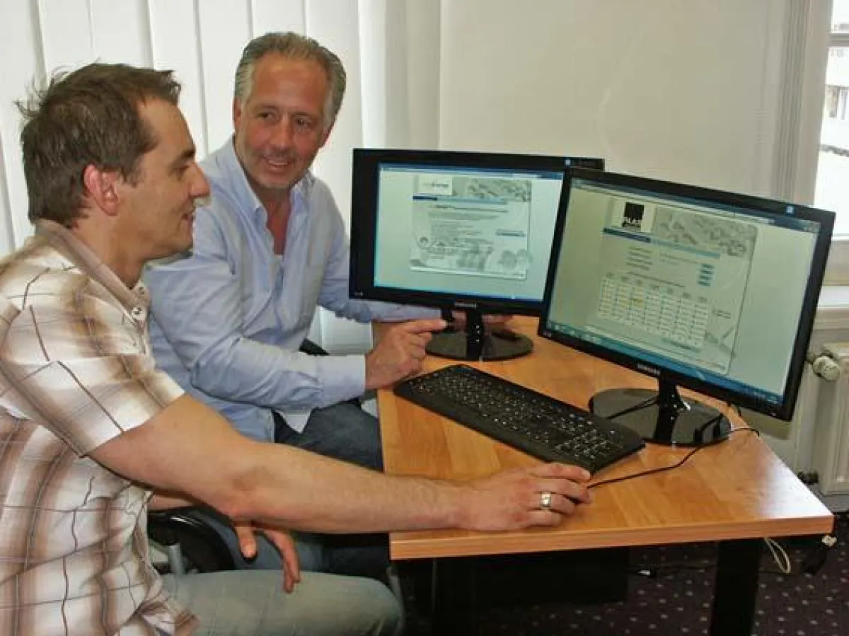 Dr. Andreas Lintner (re, ) von easySolution und Guido Paar vor der Online-Terminvergabe über easy-Terminonline.