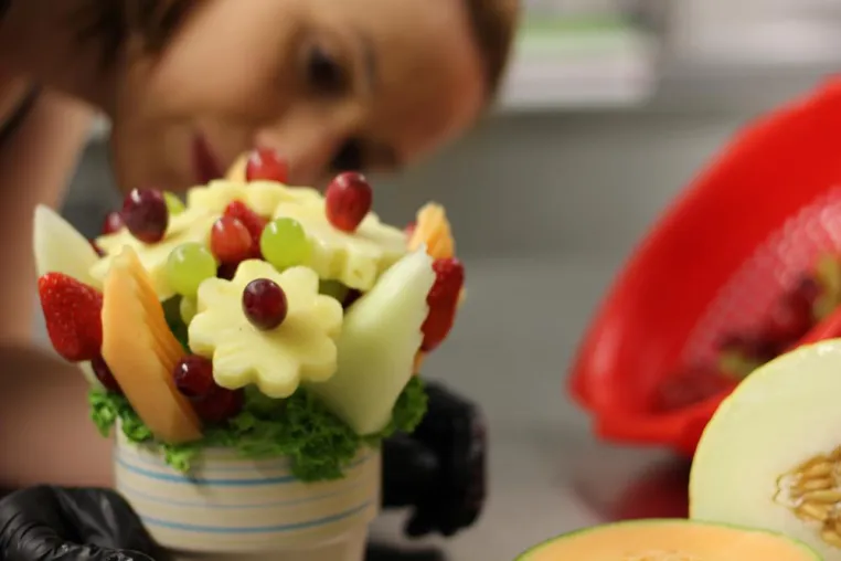 Bei Fruity Flowers werden Früchte zu kunstvollen und einzigartigen Gestecken arrangiert Bild: Bei Fruity Flowers werden Früchte zu kunstvollen und einzigartigen Gestecken arrangiert