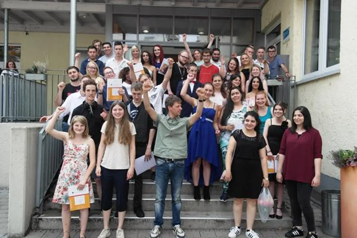 Ein wichtiger Schritt auf dem Weg ins Berufsleben ist geschafft: Die Absolventen des RAZ Ulm