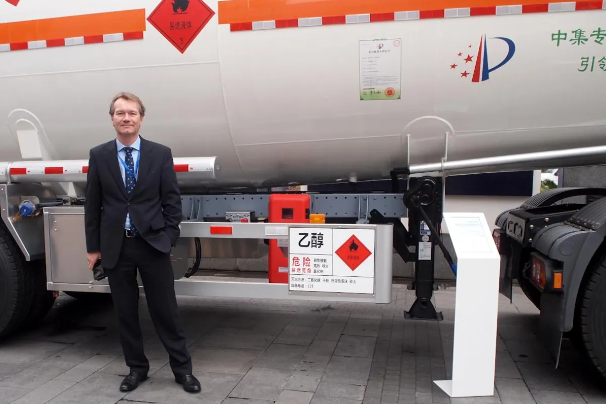 China-Experte Willi Weßelowscky betrachtet die Kennzeichnung chinesischer Gefahrgut-Transporte.