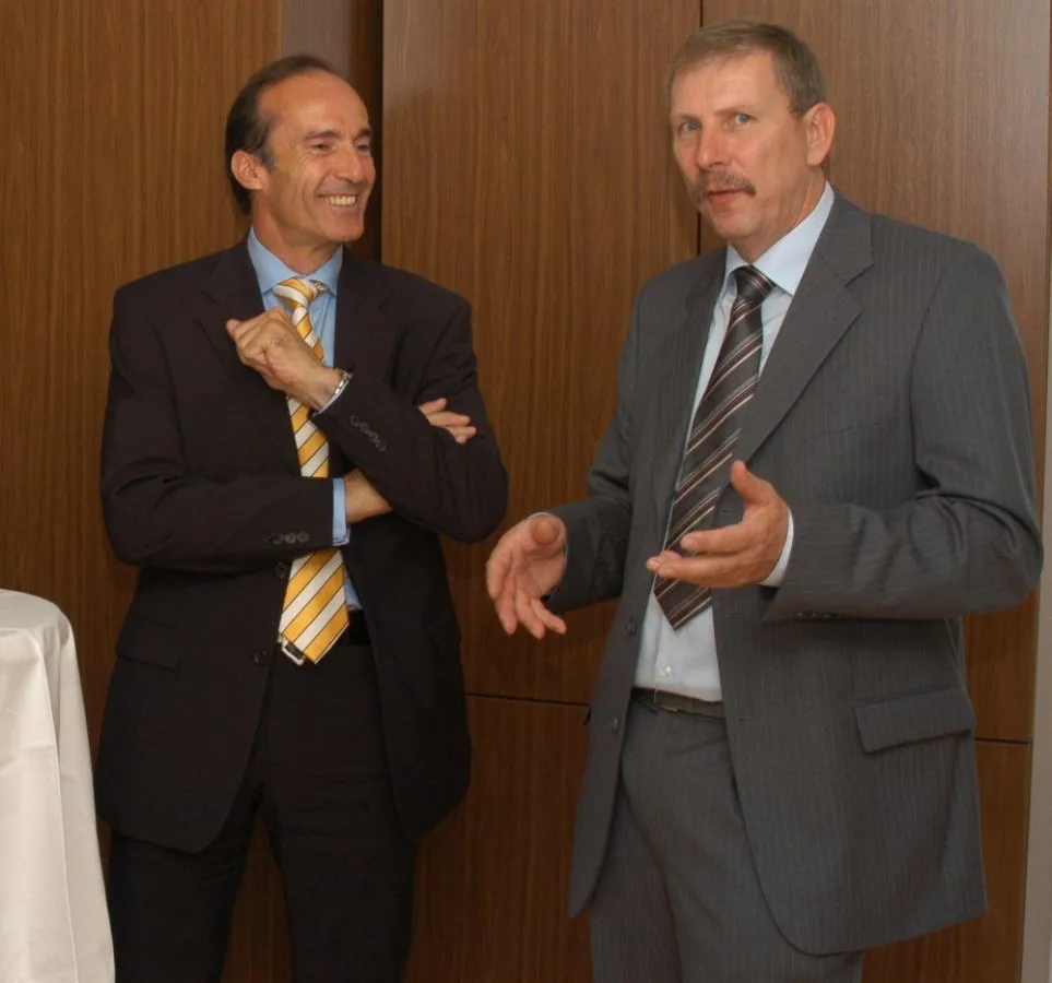 Bundestagsabgeordneten Eberhard Gienger (CDU) - mehrfacher Welt- und Europameister im Turnen -  ließ es sich nicht nehmen Karl-Otto Gauger persönlich zur Auszeichnung mit dem qih-Siegel zu gratulieren