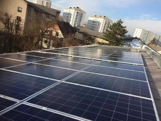 Sonnenenergie für Apotheke – Sun Contracting AG installiert 19,98 kWp Photovoltaikleistung in Traun Bild: Sonnenenergie für Apotheke – Sun Contracting AG installiert 19,98 kWp Photovoltaikleistung in Traun