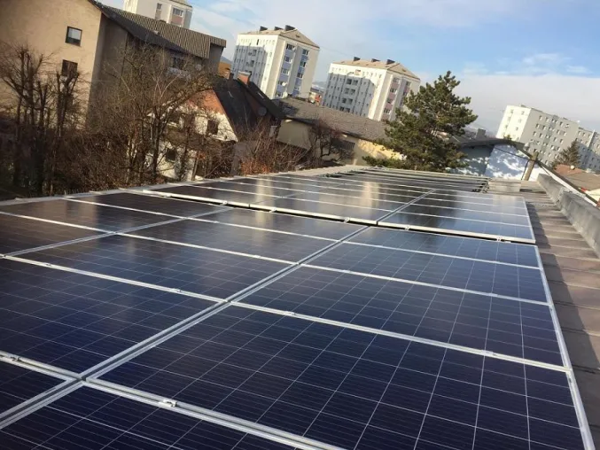 Bild: Sonnenenergie für Apotheke – Sun Contracting AG installiert 19,98 kWp Photovoltaikleistung in Traun