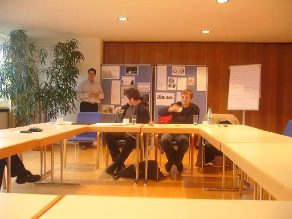 Nima Lirawi bei der Präsentation.