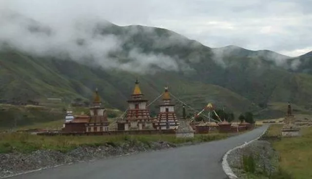 Tibetische Mönche fliehen aus Angst vor Verfolgung aus einem Kloster in der TAP Ngaba Bild: Tibetische Mönche fliehen aus Angst vor Verfolgung aus einem Kloster in der TAP Ngaba
