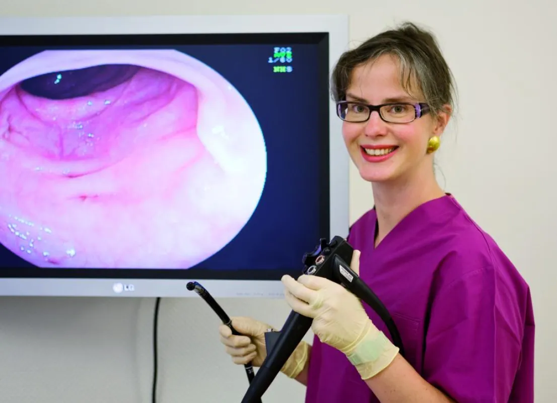 Dr. med. Andrea Birkhahn in ihrer Praxis, Fachärztin für Innere Medizin, Gastroenterologie und Natur