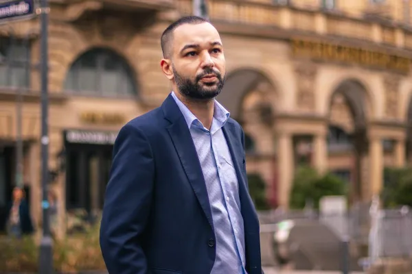 Bild: Wissenswertes über den Unternehmer Mohamed Ali Oukassi