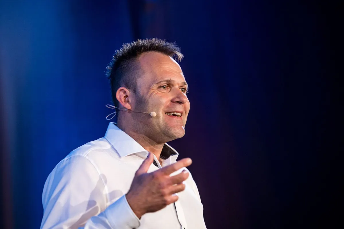 Mitreißend: Marc Schaal in seinem Vortrag (© Dominik Pfau)