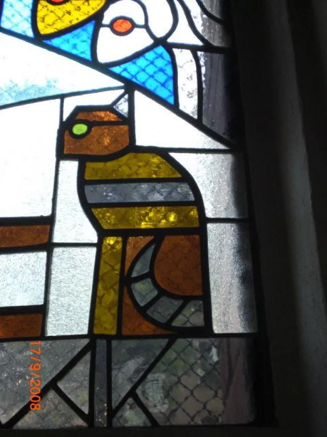 Einige Glasfenster der Zwölf-Apostel-Kirche zeigen Katzendarstellungen. Die Katze kommt in der Bibel übrigens nicht vor.