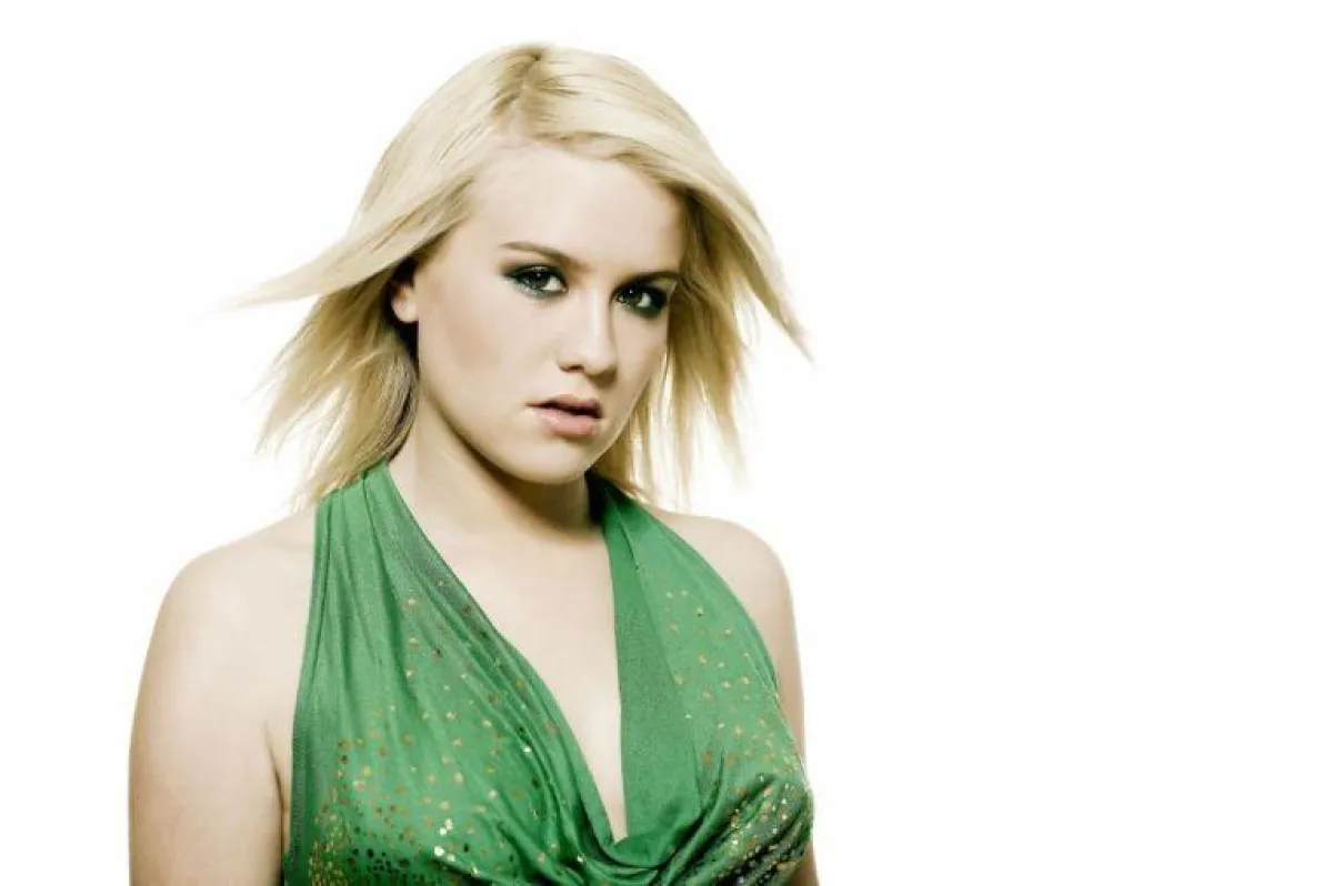 RTL-Superstar-Favoritin Lisa Bund singt auf der Benefiz-Weihnachts-Gala der Stiftung Kinderjahre