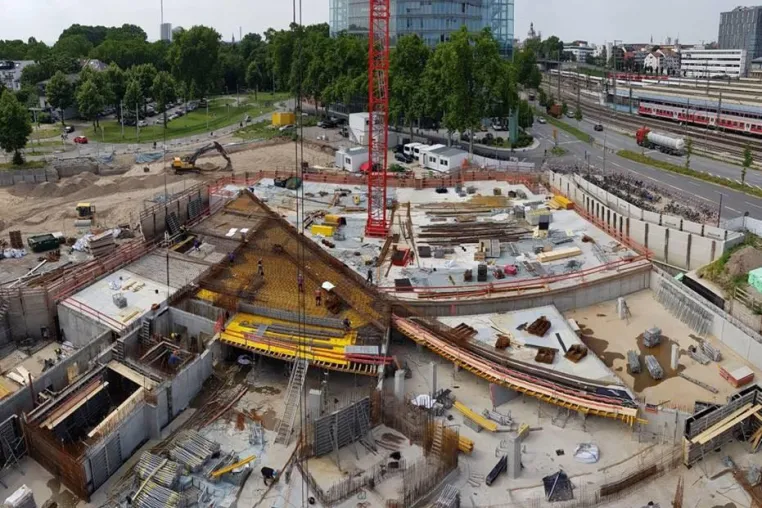 Bild: Landmark-Projekt No.1 – Der Baukörper wächst aus der Erde heraus