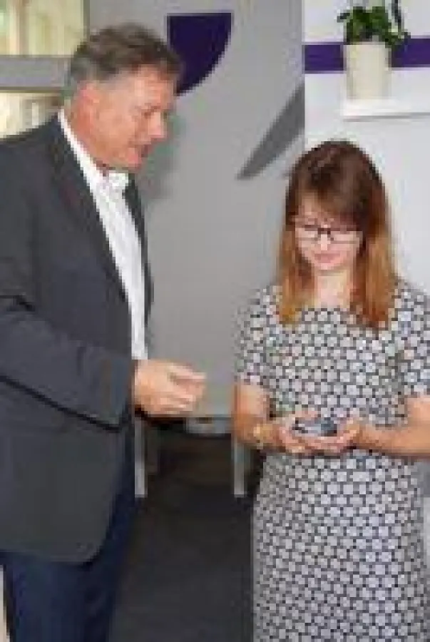 AIS-Geschäftsführer Andreas Kirchheiner stellt Ronja Kemmer MdB die Telematik-App vor. Bild: Alex Nemtschuk, AIS GmbH