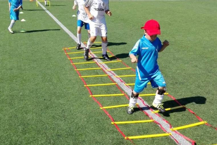 Fußball zwischen den Tagen: Die Wintercamps der Akademie für Fußballkunst in Brühl und Erftstadt Bild: Fußball zwischen den Tagen: Die Wintercamps der Akademie für Fußballkunst in Brühl und Erftstadt