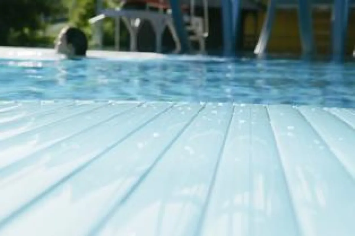 Hochwertige Optik, maximale Funktionalität – COVREX by REHAU, die Poolabdeckung.