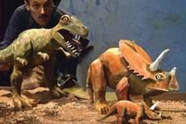 Bild: Eine Reise in die Urzeit vom Fliegenden Theater aus Berlin ist das Kindertheater des Monats im März 2010