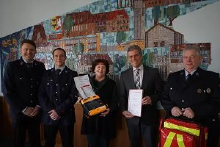 Bild: Defibrillator zur mobilen Rettung für die Schwaiger Feuerwehr