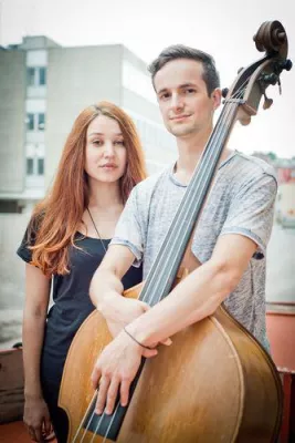 Bild: Unplugged Stage in Mannheimer Hand - Luna & Lewis