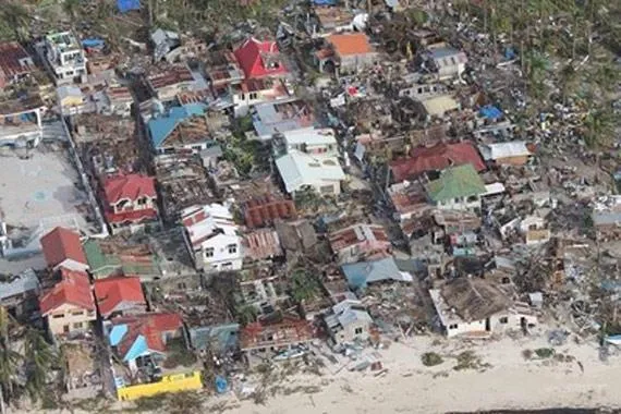 Bild: Bitte spenden Sie. ESB-Alumna hilft Taifun-Opfern auf den Philippinen