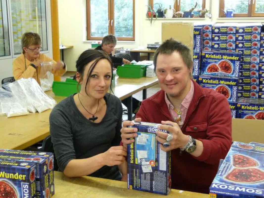 Kerstin Rimmele (Fachkraft für Arbeit und Bildung) zeigt Thomas H. die einzelnen Arbeitsschritte, di