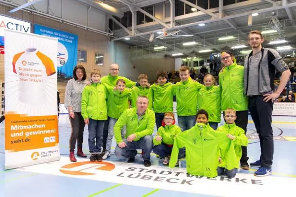 Bild: 77. Übergabe beim Stadtwerke Lübeck Trikot-Tausch: Neue Trainingsanzüge für die Handballer vom Eichholzer SV