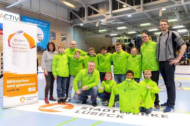 Bild: 77. Übergabe beim Stadtwerke Lübeck Trikot-Tausch: Neue Trainingsanzüge für die Handballer vom Eichholzer SV