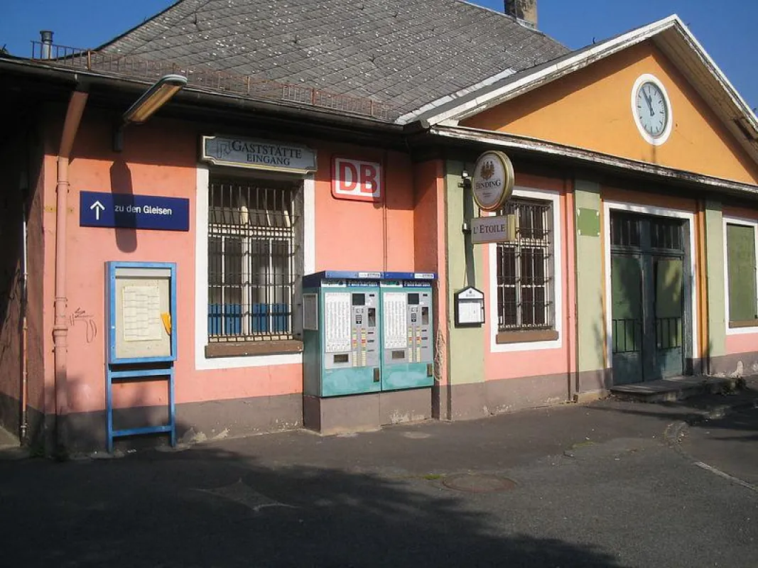Das Intermezzo im Bahnhof Mainkur  /  L 'Etoile