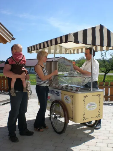 Bild: Eiskalte Milcherfrischung - Vom Bauernhof in die Eisdiele