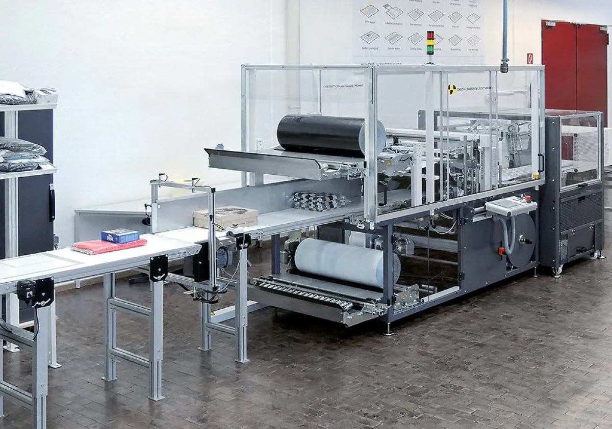 Beck Serienpacker SXJ HP adapta vs mit Abschweißstation zur Erzeugung von angepassten Versandbeuteln