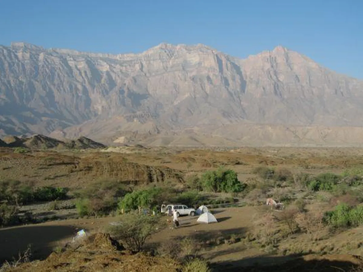 Oman: Einsames Camp vor Bergkulisse