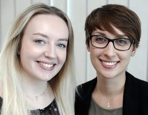 Bild: Juliane Burbach und Christina Kohne lernen bei ABConcepts das große Einmaleins des Verpflegungsmanagements