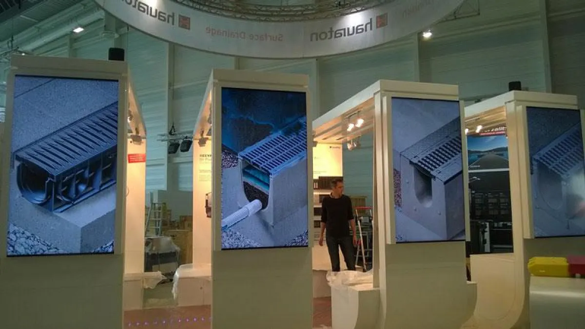 Displays am Hauraton Messestand (Foto: MDS PAtec, frei zur Veröffentlichung bei Namensnennung)