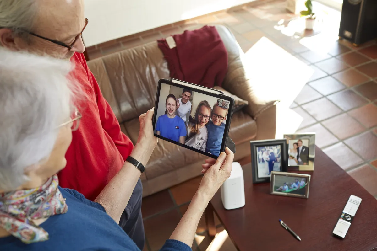 Per Videocall mit den Großeltern in Kontakt bleiben. (© Vodafone)
