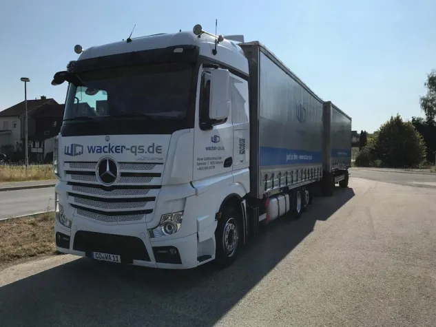 Bild: Wacker Qualitätssicherung erweitert Fuhrpark um neuen 40–Tonner