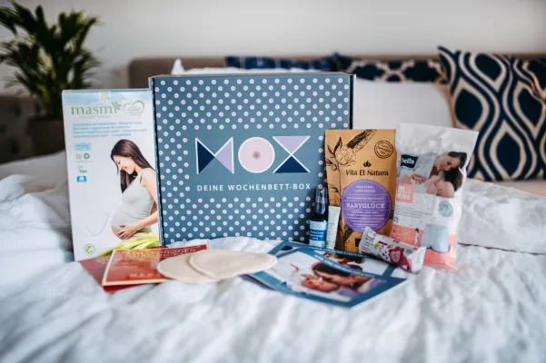 Bild: Mehr Zeit für Kuscheln und Küsse: Die MOX Wochenbett-Box für frisch gebackene Mamas 