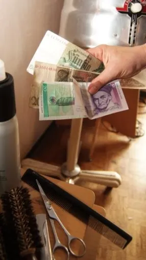 Bild: Weltwirtschaftskrise – Frisör Peter Lehnert, Nalbach, akzeptiert „altes Geld“