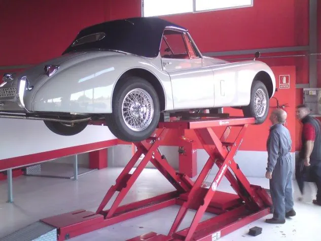 Neue Geschäftsidee in Palma, Mallorca: Die Autowerkstatt für "Selbstschrauber" Bild: Neue Geschäftsidee in Palma, Mallorca: Die Autowerkstatt für "Selbstschrauber"