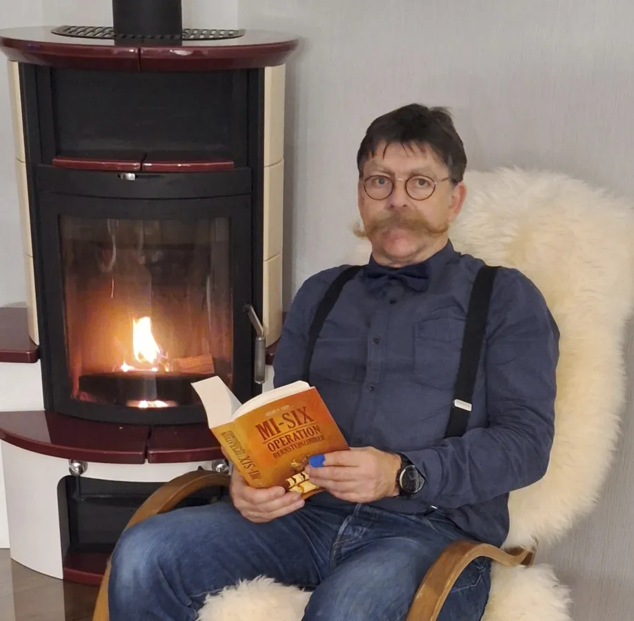 Micha H. Echt enthüllt am Kamin das Geheimnis um das Bernsteinzimmer (© Micha H. Echt)