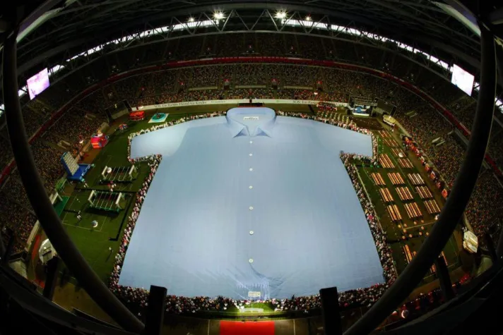 Bild: kogag inszenierte größtes Hemd der Welt für Walbusch