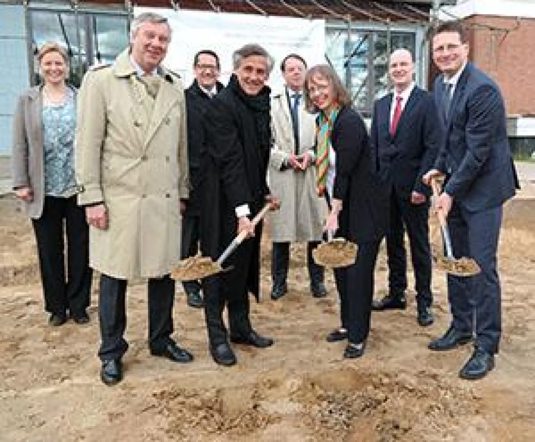 Symbolischer erster Spatenstich